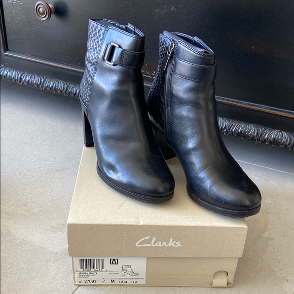 Clarks Black Women's Ankle Boots - Picture 1 of 3
